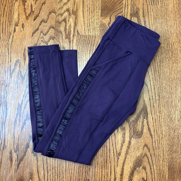 Lululemon running leggings with pockets and satin shirring detail, size 8 - Picture 1 of 3